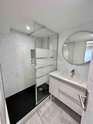 Maison de charme – Centre-ville des Sables-d’Olonne
Quartier du Passage – à 50 m du port et 150 m de la plage

Idéalement située au cœur des Sables-d’Olonne, dans le quartier recherché du Passage, cette charmante maison bénéficie d’une localisation exceptionnelle et très recherchée.
À seulement 50 mètres du port, vous profitez au quotidien de l’animation du front de mer, des restaurants, des terrasses, du marché, des commerces et de l’ensemble des services du centre-ville, sans aucune contrainte de déplacement. Tout se fait à pied, offrant un véritable confort de vie rare.

La plage, située à seulement 150 mètres, est accessible en quelques minutes à pied. Une situation idéale pour savourer les baignades, les promenades en bord de mer, les couchers de soleil et les activités nautiques, sans avoir à utiliser la voiture. Cet emplacement permet de concilier parfaitement vie citadine, ambiance maritime et douceur de vivre, aussi bien à l’année qu’en résidence secondaire.

La maison, sans travaux à prévoir, se compose à l’étage d’une belle pièce de vie lumineuse avec une cuisine aménagée et équipée, parfaite pour partager des moments conviviaux en famille ou entre amis.

La partie nuit, située au rez-de-chaussée, comprend trois chambres, dont une suite parentale, ainsi que deux autres chambres confortables pouvant accueillir enfants, invités ou être aménagées en bureau.
Une salle de bain, un cellier et un local de stockage complètent l’ensemble.

Vous profiterez également d’un agréable extérieur, un atout rare en centre-ville, idéal pour profiter des beaux jours en toute tranquillité, à quelques pas seulement du port et de l’océan.

✔ Emplacement premium : port à 50 m, plage à 150 m, commerces à pied
✔ Quartier prisé du Passage
✔ Aucun travaux à prévoir
✔ Maison fonctionnelle et lumineuse
✔ Extérieur en plein centre-ville

Taxe foncière : 880 €
Mode de chauffage : Chauffage électrique dernière génération

Une opportunité rare sur le secteur, parfaite en résidence principale, pied-à-terre en bord de mer ou investissement locatif de qualité.
À visiter sans tarder