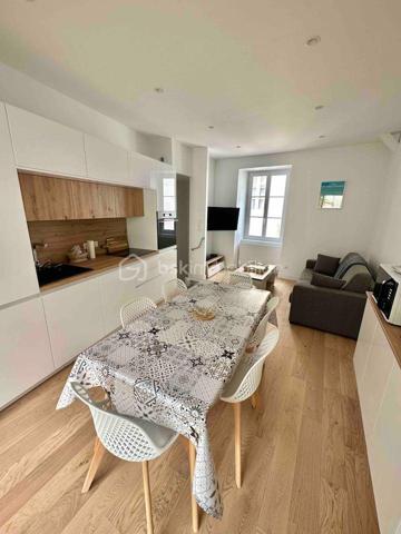 Maison de charme – Centre-ville des Sables-d’Olonne
Quartier du Passage – à 50 m du port et 150 m de la plage

Idéalement située au cœur des Sables-d’Olonne, dans le quartier recherché du Passage, cette charmante maison bénéficie d’une localisation exceptionnelle et très recherchée.
À seulement 50 mètres du port, vous profitez au quotidien de l’animation du front de mer, des restaurants, des terrasses, du marché, des commerces et de l’ensemble des services du centre-ville, sans aucune contrainte de déplacement. Tout se fait à pied, offrant un véritable confort de vie rare.

La plage, située à seulement 150 mètres, est accessible en quelques minutes à pied. Une situation idéale pour savourer les baignades, les promenades en bord de mer, les couchers de soleil et les activités nautiques, sans avoir à utiliser la voiture. Cet emplacement permet de concilier parfaitement vie citadine, ambiance maritime et douceur de vivre, aussi bien à l’année qu’en résidence secondaire.

La maison, sans travaux à prévoir, se compose à l’étage d’une belle pièce de vie lumineuse avec une cuisine aménagée et équipée, parfaite pour partager des moments conviviaux en famille ou entre amis.

La partie nuit, située au rez-de-chaussée, comprend trois chambres, dont une suite parentale, ainsi que deux autres chambres confortables pouvant accueillir enfants, invités ou être aménagées en bureau.
Une salle de bain, un cellier et un local de stockage complètent l’ensemble.

Vous profiterez également d’un agréable extérieur, un atout rare en centre-ville, idéal pour profiter des beaux jours en toute tranquillité, à quelques pas seulement du port et de l’océan.

✔ Emplacement premium : port à 50 m, plage à 150 m, commerces à pied
✔ Quartier prisé du Passage
✔ Aucun travaux à prévoir
✔ Maison fonctionnelle et lumineuse
✔ Extérieur en plein centre-ville

Taxe foncière : 880 €
Mode de chauffage : Chauffage électrique dernière génération

Une opportunité rare sur le secteur, parfaite en résidence principale, pied-à-terre en bord de mer ou investissement locatif de qualité.
À visiter sans tarder