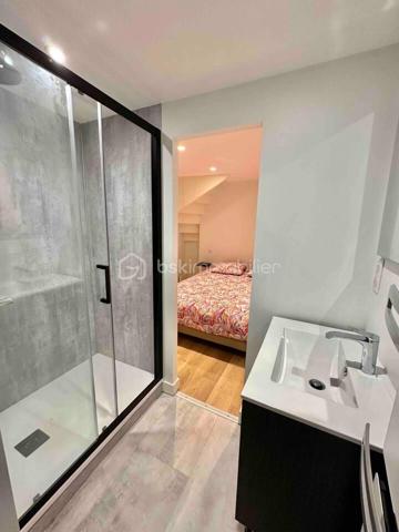 Maison de charme – Centre-ville des Sables-d’Olonne
Quartier du Passage – à 50 m du port et 150 m de la plage

Idéalement située au cœur des Sables-d’Olonne, dans le quartier recherché du Passage, cette charmante maison bénéficie d’une localisation exceptionnelle et très recherchée.
À seulement 50 mètres du port, vous profitez au quotidien de l’animation du front de mer, des restaurants, des terrasses, du marché, des commerces et de l’ensemble des services du centre-ville, sans aucune contrainte de déplacement. Tout se fait à pied, offrant un véritable confort de vie rare.

La plage, située à seulement 150 mètres, est accessible en quelques minutes à pied. Une situation idéale pour savourer les baignades, les promenades en bord de mer, les couchers de soleil et les activités nautiques, sans avoir à utiliser la voiture. Cet emplacement permet de concilier parfaitement vie citadine, ambiance maritime et douceur de vivre, aussi bien à l’année qu’en résidence secondaire.

La maison, sans travaux à prévoir, se compose à l’étage d’une belle pièce de vie lumineuse avec une cuisine aménagée et équipée, parfaite pour partager des moments conviviaux en famille ou entre amis.

La partie nuit, située au rez-de-chaussée, comprend trois chambres, dont une suite parentale, ainsi que deux autres chambres confortables pouvant accueillir enfants, invités ou être aménagées en bureau.
Une salle de bain, un cellier et un local de stockage complètent l’ensemble.

Vous profiterez également d’un agréable extérieur, un atout rare en centre-ville, idéal pour profiter des beaux jours en toute tranquillité, à quelques pas seulement du port et de l’océan.

✔ Emplacement premium : port à 50 m, plage à 150 m, commerces à pied
✔ Quartier prisé du Passage
✔ Aucun travaux à prévoir
✔ Maison fonctionnelle et lumineuse
✔ Extérieur en plein centre-ville

Taxe foncière : 880 €
Mode de chauffage : Chauffage électrique dernière génération

Une opportunité rare sur le secteur, parfaite en résidence principale, pied-à-terre en bord de mer ou investissement locatif de qualité.
À visiter sans tarder