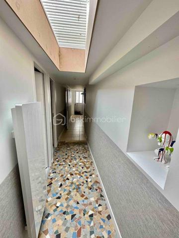 Maison de charme – Centre-ville des Sables-d’Olonne
Quartier du Passage – à 50 m du port et 150 m de la plage

Idéalement située au cœur des Sables-d’Olonne, dans le quartier recherché du Passage, cette charmante maison bénéficie d’une localisation exceptionnelle et très recherchée.
À seulement 50 mètres du port, vous profitez au quotidien de l’animation du front de mer, des restaurants, des terrasses, du marché, des commerces et de l’ensemble des services du centre-ville, sans aucune contrainte de déplacement. Tout se fait à pied, offrant un véritable confort de vie rare.

La plage, située à seulement 150 mètres, est accessible en quelques minutes à pied. Une situation idéale pour savourer les baignades, les promenades en bord de mer, les couchers de soleil et les activités nautiques, sans avoir à utiliser la voiture. Cet emplacement permet de concilier parfaitement vie citadine, ambiance maritime et douceur de vivre, aussi bien à l’année qu’en résidence secondaire.

La maison, sans travaux à prévoir, se compose à l’étage d’une belle pièce de vie lumineuse avec une cuisine aménagée et équipée, parfaite pour partager des moments conviviaux en famille ou entre amis.

La partie nuit, située au rez-de-chaussée, comprend trois chambres, dont une suite parentale, ainsi que deux autres chambres confortables pouvant accueillir enfants, invités ou être aménagées en bureau.
Une salle de bain, un cellier et un local de stockage complètent l’ensemble.

Vous profiterez également d’un agréable extérieur, un atout rare en centre-ville, idéal pour profiter des beaux jours en toute tranquillité, à quelques pas seulement du port et de l’océan.

✔ Emplacement premium : port à 50 m, plage à 150 m, commerces à pied
✔ Quartier prisé du Passage
✔ Aucun travaux à prévoir
✔ Maison fonctionnelle et lumineuse
✔ Extérieur en plein centre-ville

Taxe foncière : 880 €
Mode de chauffage : Chauffage électrique dernière génération

Une opportunité rare sur le secteur, parfaite en résidence principale, pied-à-terre en bord de mer ou investissement locatif de qualité.
À visiter sans tarder