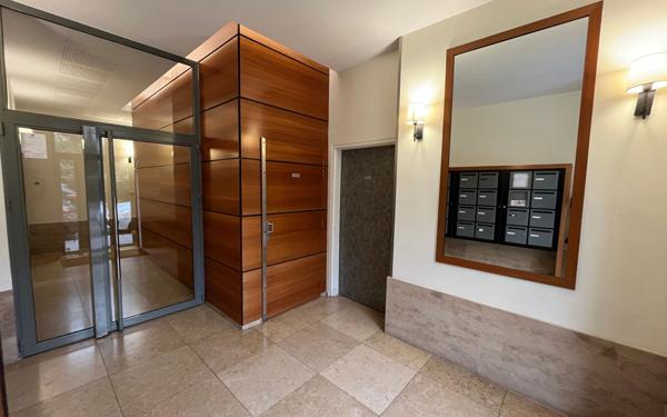 Appartement à vendre    2 pièces • 44,48 m2 Paris 12