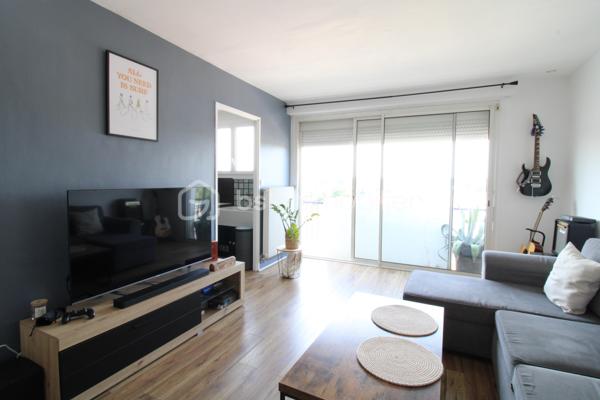 Venez découvrir ce bel appartement de 57 m² situé à proximité immédiate du centre ville.
Il est composé d'une pièce de vie lumineuse, une cuisine entièrement équipée, un coin bar/repas, un cellier, une chambre, salle d'eau et WC.
L'appartement dispose également d'un balcon.
Entièrement rénové avec goût, il saura vous séduire par sa répartition des pièces : pratique et convivial !
Pour plus de renseignements : 06.20.99.03.07