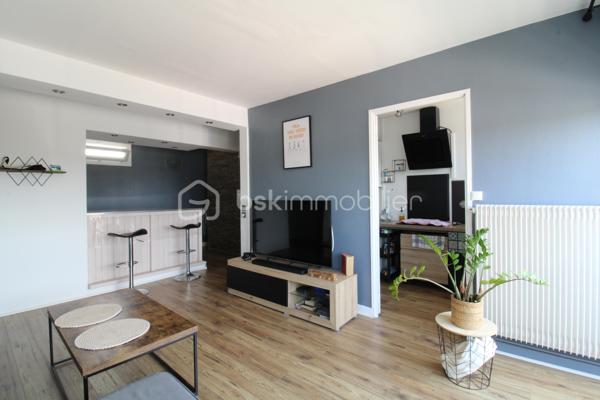 Venez découvrir ce bel appartement de 57 m² situé à proximité immédiate du centre ville.
Il est composé d'une pièce de vie lumineuse, une cuisine entièrement équipée, un coin bar/repas, un cellier, une chambre, salle d'eau et WC.
L'appartement dispose également d'un balcon.
Entièrement rénové avec goût, il saura vous séduire par sa répartition des pièces : pratique et convivial !
Pour plus de renseignements : 06.20.99.03.07