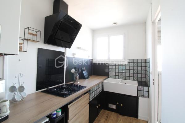 Venez découvrir ce bel appartement de 57 m² situé à proximité immédiate du centre ville.
Il est composé d'une pièce de vie lumineuse, une cuisine entièrement équipée, un coin bar/repas, un cellier, une chambre, salle d'eau et WC.
L'appartement dispose également d'un balcon.
Entièrement rénové avec goût, il saura vous séduire par sa répartition des pièces : pratique et convivial !
Pour plus de renseignements : 06.20.99.03.07