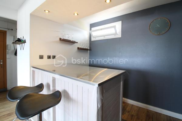 Venez découvrir ce bel appartement de 57 m² situé à proximité immédiate du centre ville.
Il est composé d'une pièce de vie lumineuse, une cuisine entièrement équipée, un coin bar/repas, un cellier, une chambre, salle d'eau et WC.
L'appartement dispose également d'un balcon.
Entièrement rénové avec goût, il saura vous séduire par sa répartition des pièces : pratique et convivial !
Pour plus de renseignements : 06.20.99.03.07