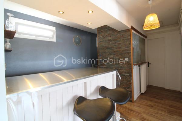 Venez découvrir ce bel appartement de 57 m² situé à proximité immédiate du centre ville.
Il est composé d'une pièce de vie lumineuse, une cuisine entièrement équipée, un coin bar/repas, un cellier, une chambre, salle d'eau et WC.
L'appartement dispose également d'un balcon.
Entièrement rénové avec goût, il saura vous séduire par sa répartition des pièces : pratique et convivial !
Pour plus de renseignements : 06.20.99.03.07