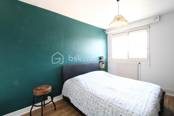 Venez découvrir ce bel appartement de 57 m² situé à proximité immédiate du centre ville.
Il est composé d'une pièce de vie lumineuse, une cuisine entièrement équipée, un coin bar/repas, un cellier, une chambre, salle d'eau et WC.
L'appartement dispose également d'un balcon.
Entièrement rénové avec goût, il saura vous séduire par sa répartition des pièces : pratique et convivial !
Pour plus de renseignements : 06.20.99.03.07