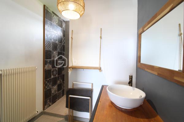 Venez découvrir ce bel appartement de 57 m² situé à proximité immédiate du centre ville.
Il est composé d'une pièce de vie lumineuse, une cuisine entièrement équipée, un coin bar/repas, un cellier, une chambre, salle d'eau et WC.
L'appartement dispose également d'un balcon.
Entièrement rénové avec goût, il saura vous séduire par sa répartition des pièces : pratique et convivial !
Pour plus de renseignements : 06.20.99.03.07