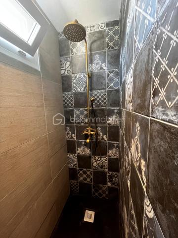 Venez découvrir ce bel appartement de 57 m² situé à proximité immédiate du centre ville.
Il est composé d'une pièce de vie lumineuse, une cuisine entièrement équipée, un coin bar/repas, un cellier, une chambre, salle d'eau et WC.
L'appartement dispose également d'un balcon.
Entièrement rénové avec goût, il saura vous séduire par sa répartition des pièces : pratique et convivial !
Pour plus de renseignements : 06.20.99.03.07