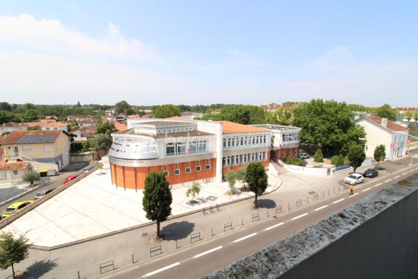 Venez découvrir ce bel appartement de 57 m² situé à proximité immédiate du centre ville.
Il est composé d'une pièce de vie lumineuse, une cuisine entièrement équipée, un coin bar/repas, un cellier, une chambre, salle d'eau et WC.
L'appartement dispose également d'un balcon.
Entièrement rénové avec goût, il saura vous séduire par sa répartition des pièces : pratique et convivial !
Pour plus de renseignements : 06.20.99.03.07