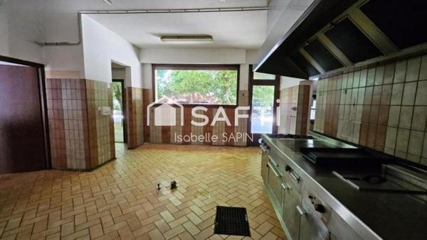 Ensemble immobilier à usage de bar et d'hôtel restaurant à rénover