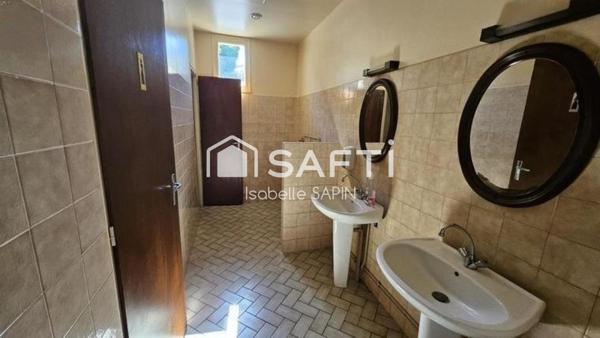 Ensemble immobilier à usage de bar et d'hôtel restaurant à rénover