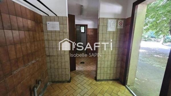 Ensemble immobilier à usage de bar et d'hôtel restaurant à rénover