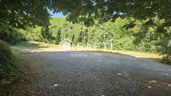 Ensemble immobilier à usage de bar et d'hôtel restaurant à rénover