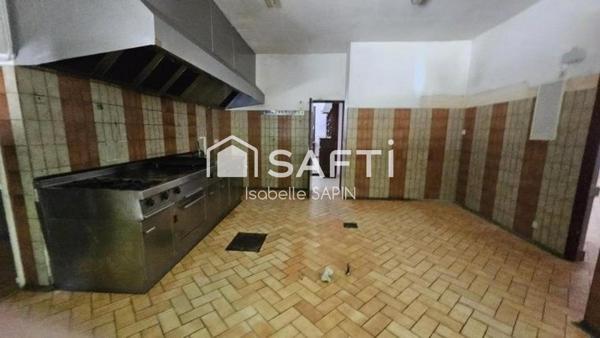 Ensemble immobilier à usage de bar et d'hôtel restaurant à rénover