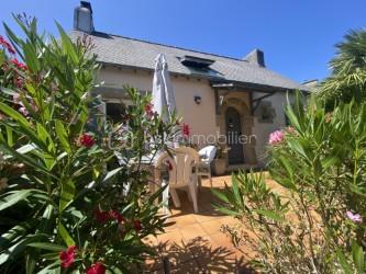 Pour investisseurs : maison très bien située à deux pas du port du Fret à Crozon. 
Au rez-de-chaussée : salon avec cheminée, cuisine équipée aménagée, salle de bain, 2 chambres, WC ind.
A l’étage : un studio avec terrasse et vue mer.
Très joli jardin arboré d’environ 550 m2, terrasse, garage
Locataire très sérieux. Loyer 780 euros/mois.
DPE en cours