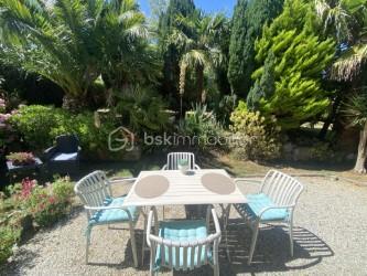 Pour investisseurs : maison très bien située à deux pas du port du Fret à Crozon. 
Au rez-de-chaussée : salon avec cheminée, cuisine équipée aménagée, salle de bain, 2 chambres, WC ind.
A l’étage : un studio avec terrasse et vue mer.
Très joli jardin arboré d’environ 550 m2, terrasse, garage
Locataire très sérieux. Loyer 780 euros/mois.
DPE en cours