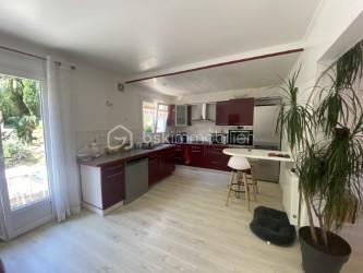 Pour investisseurs : maison très bien située à deux pas du port du Fret à Crozon. 
Au rez-de-chaussée : salon avec cheminée, cuisine équipée aménagée, salle de bain, 2 chambres, WC ind.
A l’étage : un studio avec terrasse et vue mer.
Très joli jardin arboré d’environ 550 m2, terrasse, garage
Locataire très sérieux. Loyer 780 euros/mois.
DPE en cours