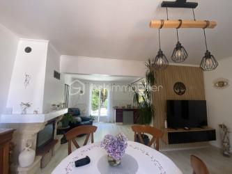 Pour investisseurs : maison très bien située à deux pas du port du Fret à Crozon. 
Au rez-de-chaussée : salon avec cheminée, cuisine équipée aménagée, salle de bain, 2 chambres, WC ind.
A l’étage : un studio avec terrasse et vue mer.
Très joli jardin arboré d’environ 550 m2, terrasse, garage
Locataire très sérieux. Loyer 780 euros/mois.
DPE en cours