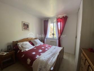 Pour investisseurs : maison très bien située à deux pas du port du Fret à Crozon. 
Au rez-de-chaussée : salon avec cheminée, cuisine équipée aménagée, salle de bain, 2 chambres, WC ind.
A l’étage : un studio avec terrasse et vue mer.
Très joli jardin arboré d’environ 550 m2, terrasse, garage
Locataire très sérieux. Loyer 780 euros/mois.
DPE en cours