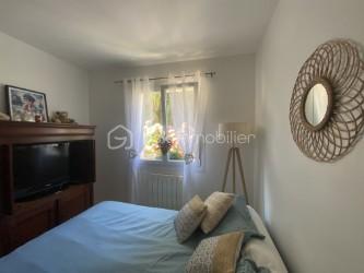 Pour investisseurs : maison très bien située à deux pas du port du Fret à Crozon. 
Au rez-de-chaussée : salon avec cheminée, cuisine équipée aménagée, salle de bain, 2 chambres, WC ind.
A l’étage : un studio avec terrasse et vue mer.
Très joli jardin arboré d’environ 550 m2, terrasse, garage
Locataire très sérieux. Loyer 780 euros/mois.
DPE en cours
