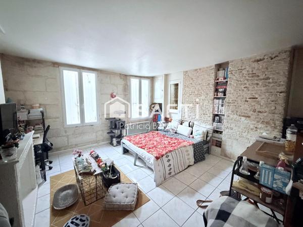 IMMEUBLE DE 5 LOGEMENTS + UNE COUR DANS LE CENTRE VILLE DE NIORT