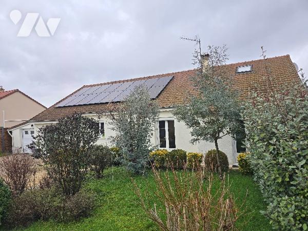 Maison de plein pied, terrain clos avec piscine.