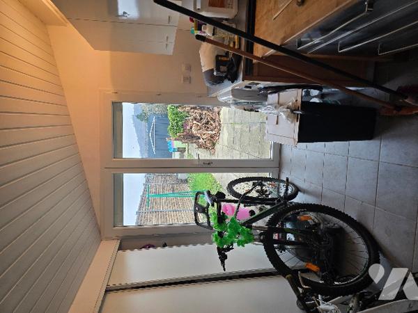 Maison de plein pied, terrain clos avec piscine.