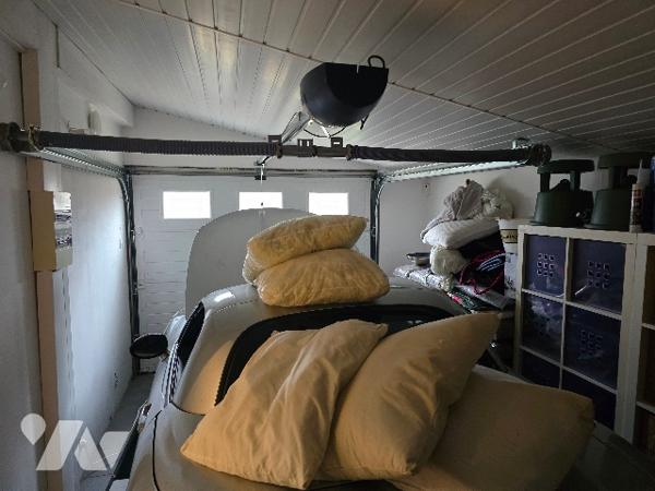 Maison de plein pied, terrain clos avec piscine.