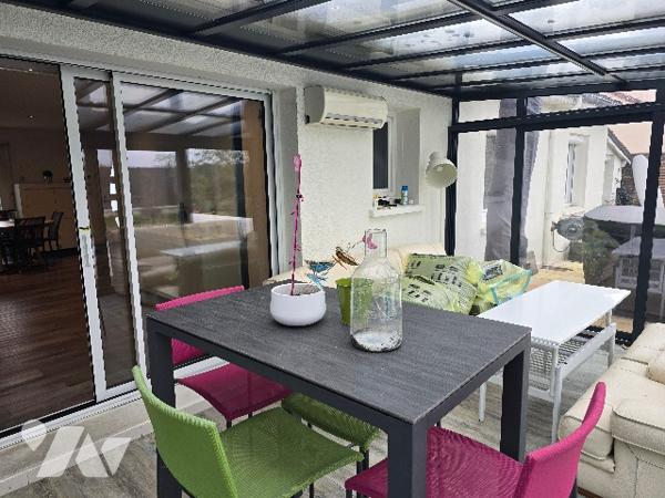 Maison de plein pied, terrain clos avec piscine.