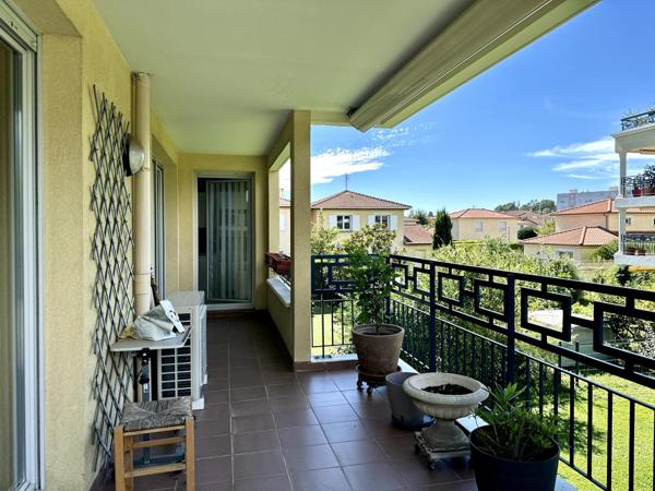 -Meyzieu CENTRE - Dans copropriété de standing à proximité des commerces et des transports.