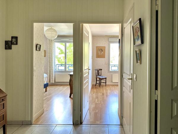 -Meyzieu CENTRE - Dans copropriété de standing à proximité des commerces et des transports.