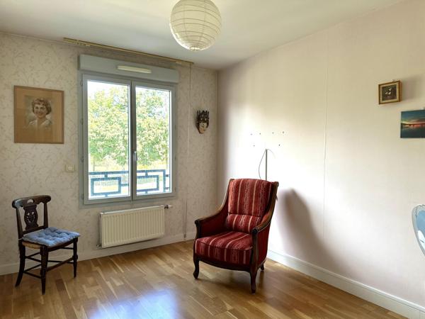 -Meyzieu CENTRE - Dans copropriété de standing à proximité des commerces et des transports.