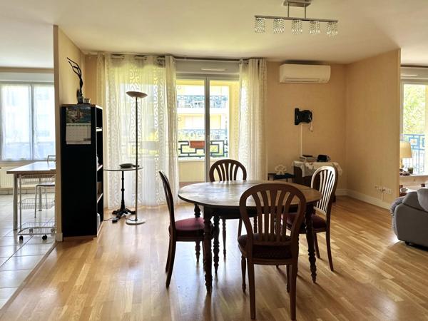 -Meyzieu CENTRE - Dans copropriété de standing à proximité des commerces et des transports.