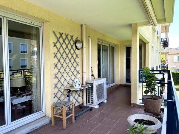 -Meyzieu CENTRE - Dans copropriété de standing à proximité des commerces et des transports.