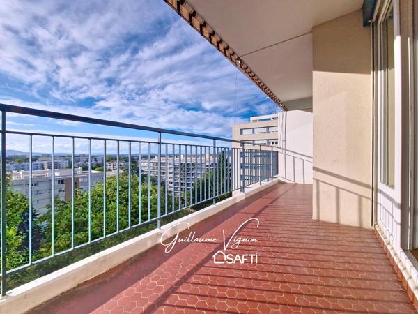 T5 lumineux en étage élevé, proche des commodités