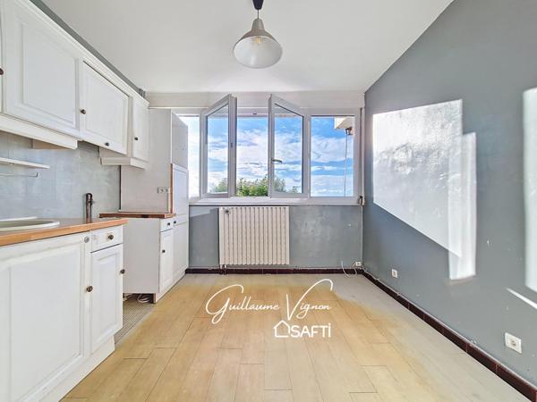 T5 lumineux en étage élevé, proche des commodités