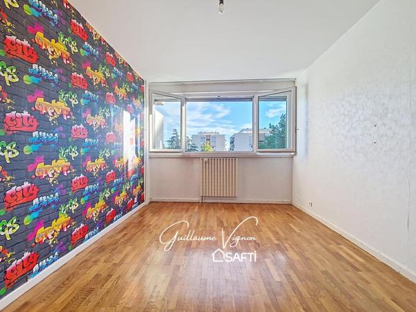 T5 lumineux en étage élevé, proche des commodités