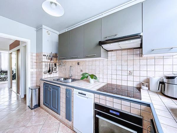 Appartement 3 chambres balcon parking bon état DPE D