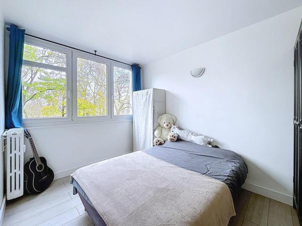 Appartement 3 chambres balcon parking bon état DPE D