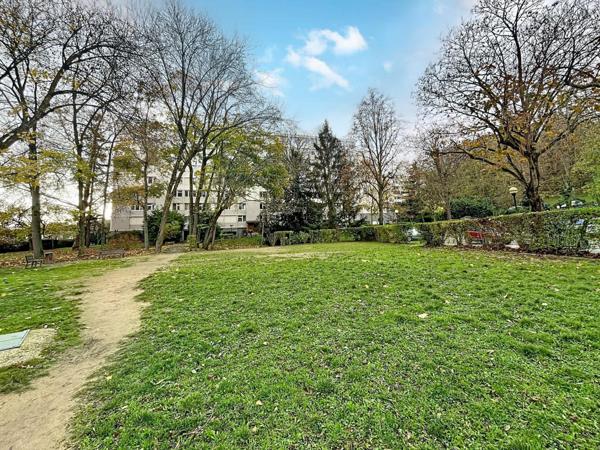 Appartement 3 chambres balcon parking bon état DPE D