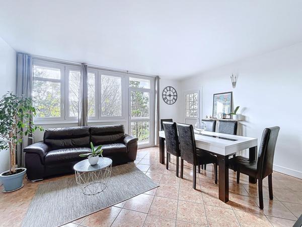 Appartement 3 chambres balcon parking bon état DPE D