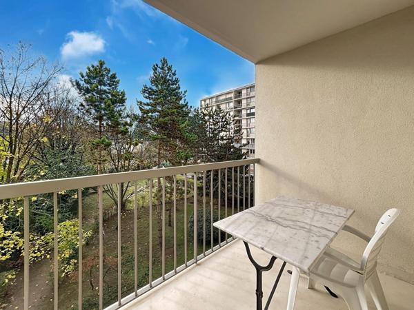 Appartement 3 chambres balcon parking bon état DPE D