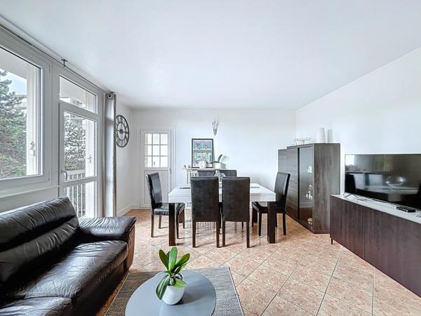 Appartement 3 chambres balcon parking bon état DPE D