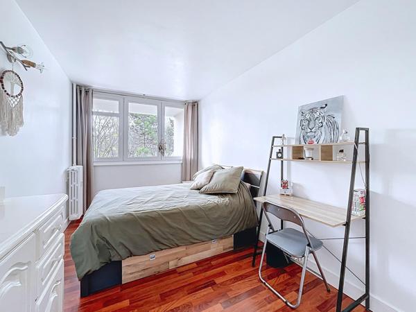 Appartement 3 chambres balcon parking bon état DPE D