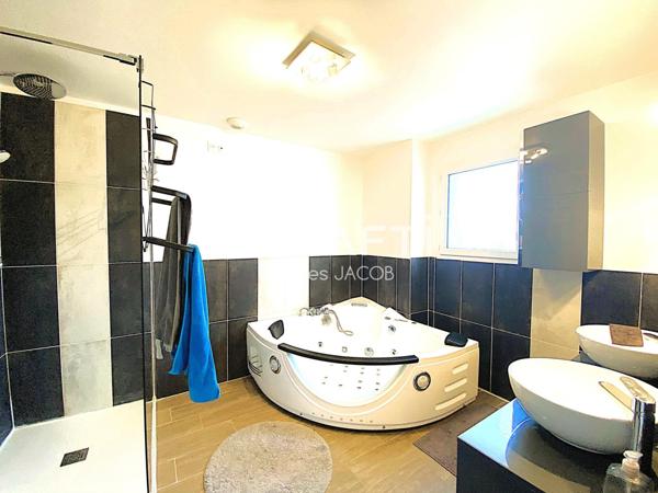 Maison moderne 6 pièces avec jardin et garage à 7 minutes de la mer