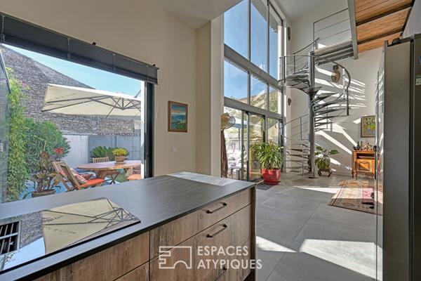 Quand la lumière réinvente une ancienne écurie