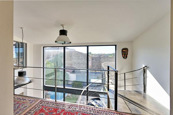 Quand la lumière réinvente une ancienne écurie