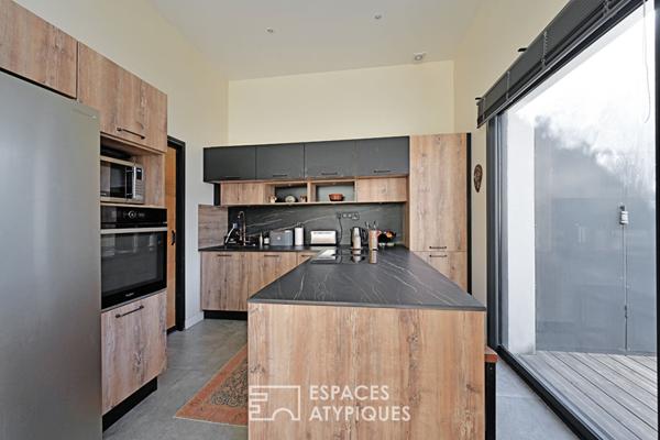 Quand la lumière réinvente une ancienne écurie