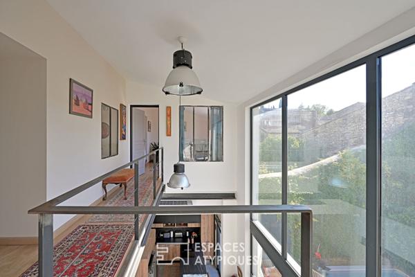 Quand la lumière réinvente une ancienne écurie